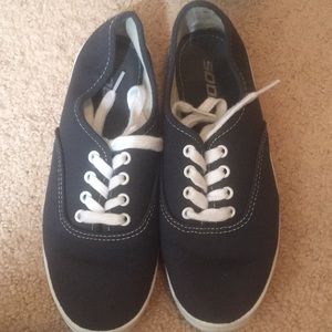 Navy blue tennis shoes